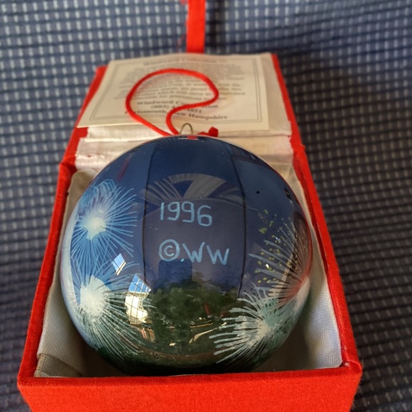 Windward Galleries NIB 1996 Rockefeller Angels Reverse Painted Glass Ornament - Picture 5 of 9